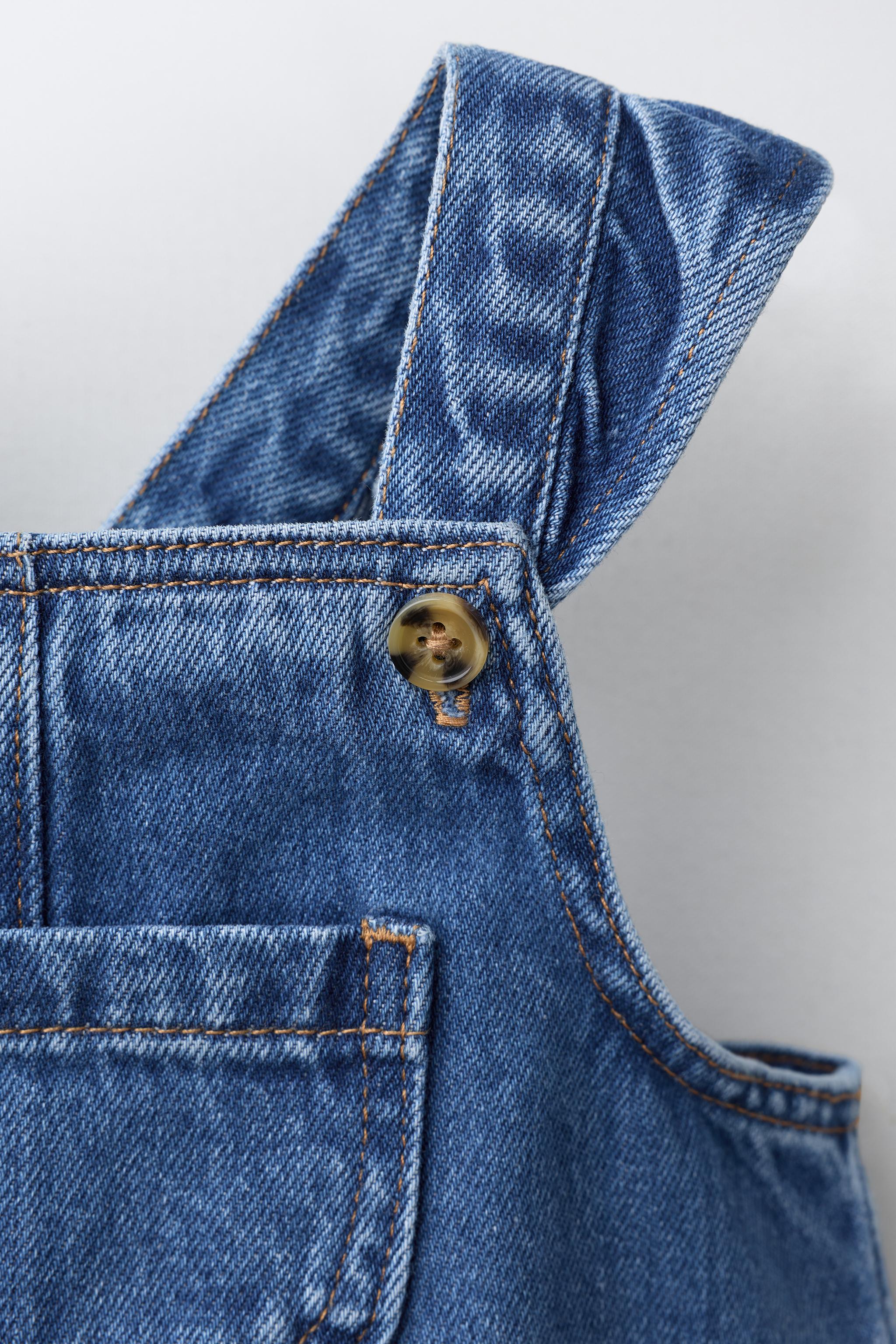 ENSEMBLE ROBE-SALOPETTE ET CULOTTE EN DENIM À VOLANTS
